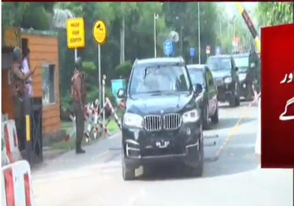 سابق وزیراعظم نواز شریف جاتی امرا سے لاہورایئرپورٹ پہنچ گئے ہیں