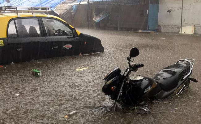 ممبئی میں بارش، ٹرانسپورٹ کا نظام درہم برہم،سڑکیں پانی میں ڈوب گئیں