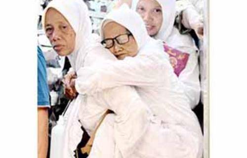 انڈونیشین خاتون نے حج کے موقع پر ماں سے محبت کی اعلی ٰ مثال قائم کر دی