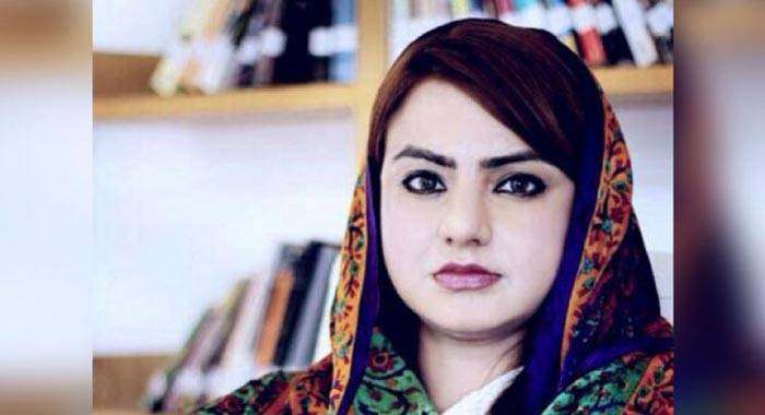 مائزہ حمید کے مبینہ ٹویٹر اکاؤنٹ سے عمران خان کے بارےمیں ایسی ٹویٹ کر دی کہ ۔۔۔