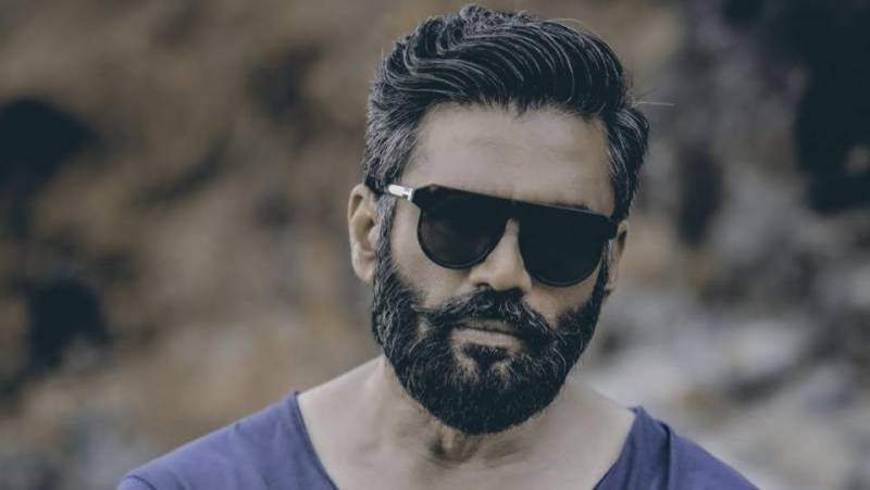 سنیل شیٹھی نے مداح کے موبائل سے اپنی ویڈیو ڈیلیٹ کر کے سب کو حیران کر دیا