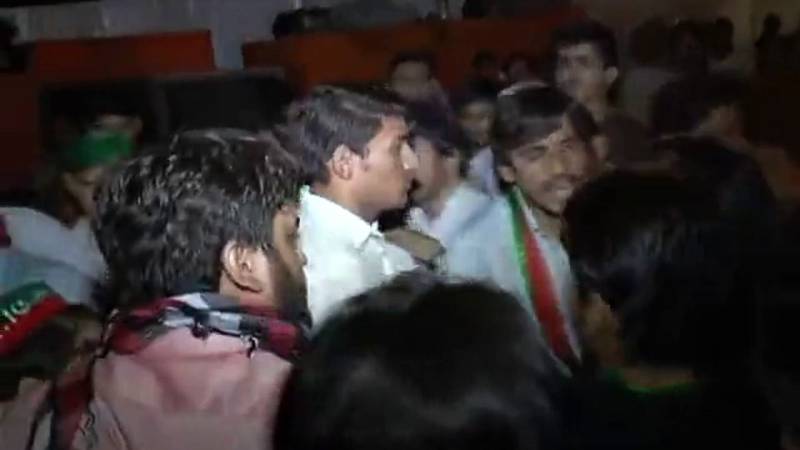 پی ٹی آئی کا لاہور میں جلسہ : کارکن آپس میں لڑ پڑے 