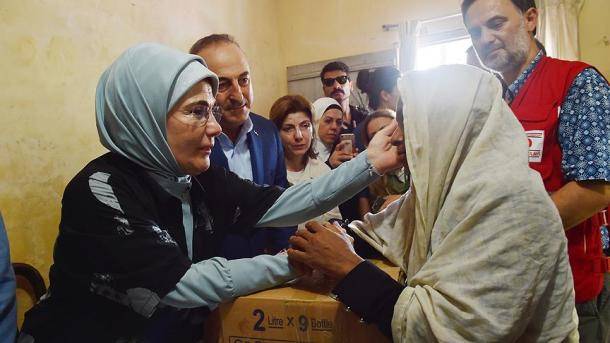 ترک خاتون اول برما پہنچ گئی ٗ روہنگیا مسلمانوں میں امدادی سامان تقسیم کیا 