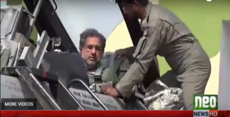 وزیراعظم کا مصحف ایئر بیس کا دورہ، ایف 16 میں بیٹھ کر فضاؤں کی سیر