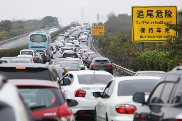 چین نے پٹرول سے چلنے والی گاڑیوں پر پابندی عائد کر دی