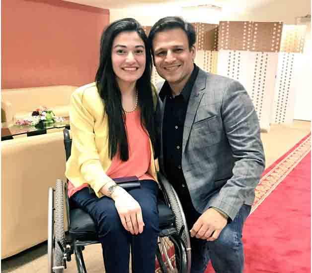 ویوک اوبرائے نے منیبہ مزاری کو سپرُ وویمن کا خطاب دے دیا