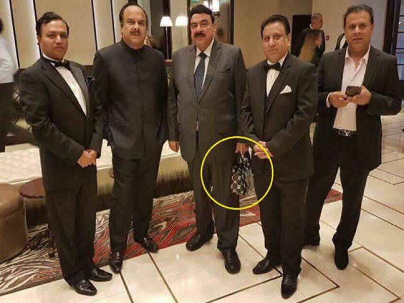 شیخ رشید کے ہاتھ میں موجود یہ لیڈیز پرس کس کا ہے؟