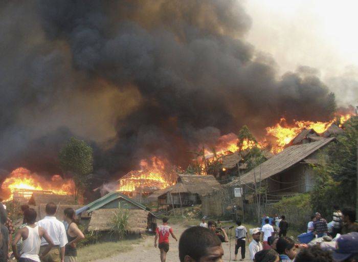 روہنگیا کی اپنے گھروں کو خود جلانے کی تصاویر جعلی نکلیں