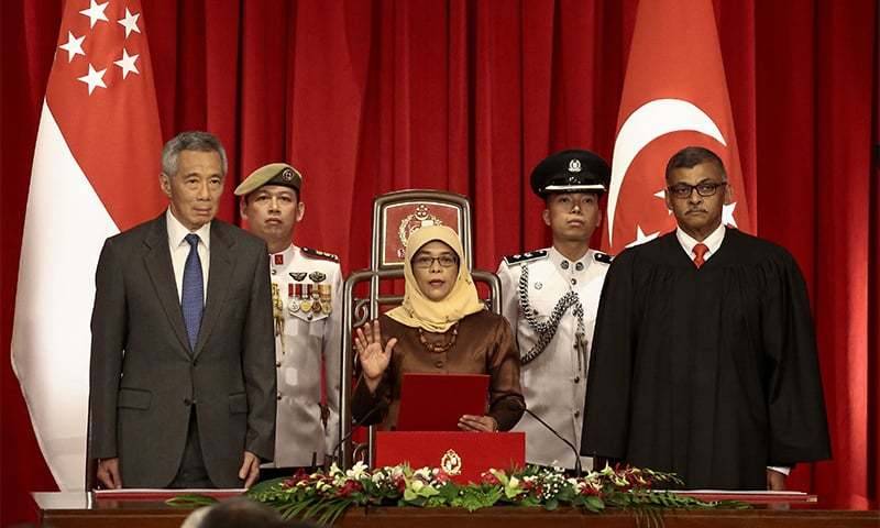 سنگاپور کی پہلی خاتون صدر نے تنقید کے باوجود حلف اٹھا لیا