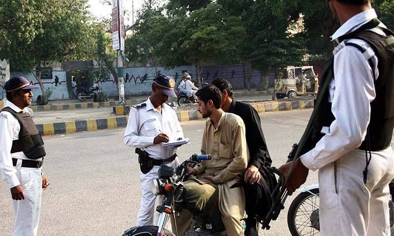 کراچی، ایک دن میں شہریوں کے 7 لاکھ 15 ہزار روپے کے چالان