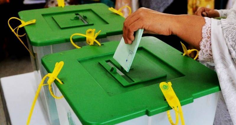 این اے120 : بیلٹ پیپرز فوج کی نگرانی میں الیکشن کمیشن کے سپرد