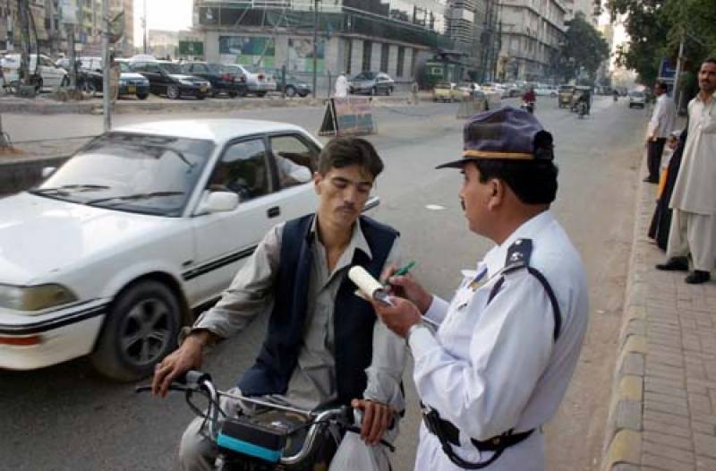 ہیلمٹ نہ پہنے پر ٹریفک پولیس نے 7 لاکھ روپے کے چالان کر دیئے