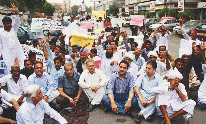 تنخواہیں نہ ملنے پر اساتذہ اور برطرف پولیس اہلکاروں کا احتجاج 