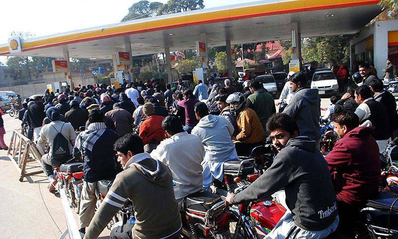 لاہور میں پٹرول کا ذخیرہ ختم ٗ شہریوں کو کیا کرنا چاہیے ؟