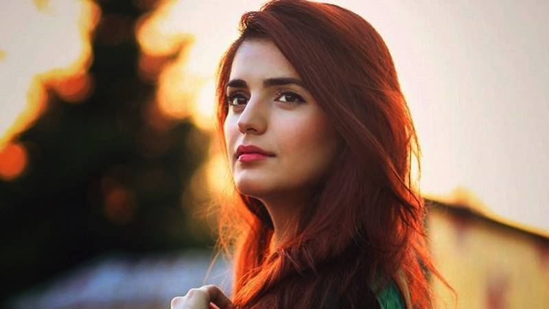 مومنہ مستحسن کی پوسٹ نے سوشل میڈیا پر ہنگامہ برپا کر دیا 