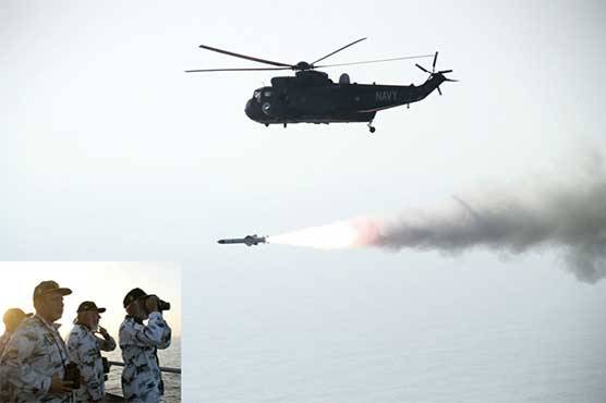 پاک بحریہ کا سی کنگ ہیلی کاپٹر سے میزائل فائرنگ کا کامیاب تجربہ