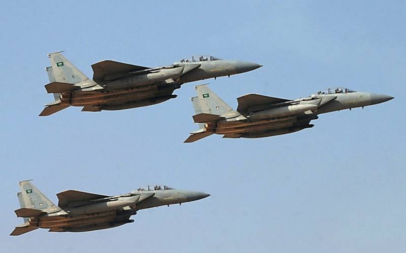 یمن میں عرب اتحادی طیاروں کی بمباری،حوثی کمانڈرسمیت 12جنگجوہلاک