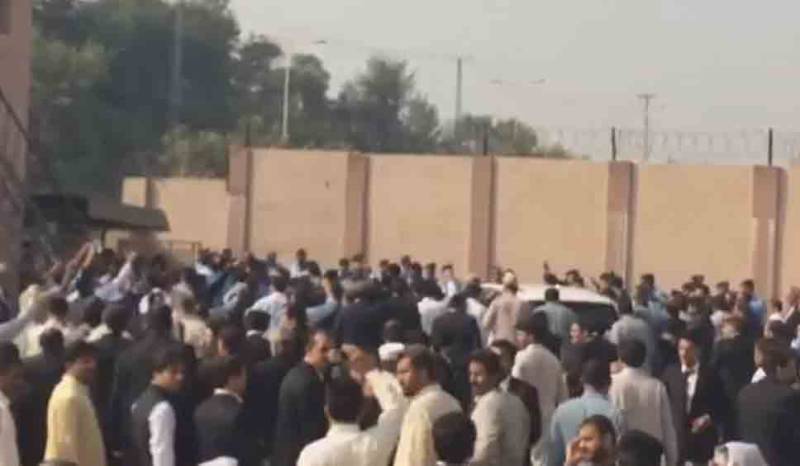 نواز شریف کی احتساب عدالت میں پیشی، نیو نیوز کے رپورٹر سعد الطاف پر تشدد