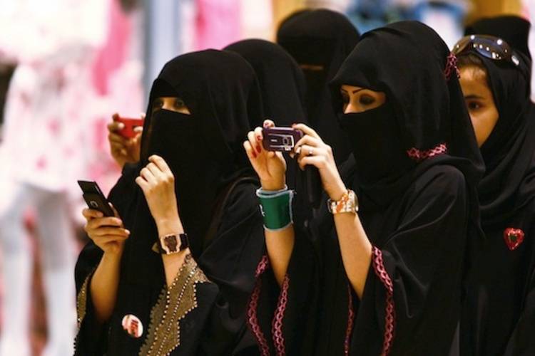 سعودی عرب میں خواتین کو قومی تقریبات میں شرکت کی اجازت پر شدید تنقید