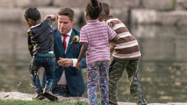 شادی کی تصاویر کھنچوانے والے دولہا نے دریا میں کود کر بچے کی جان بچالی