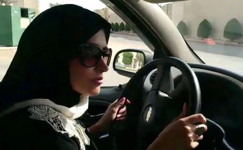 ڈرائیونگ لائسنس میں خواتین کو ایک رکاوٹ کا سامنا کرنا پڑ گیا