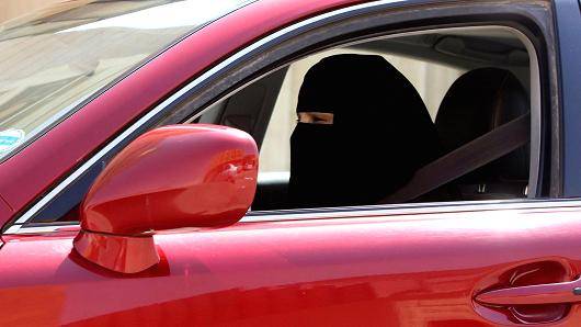عر ب ممالک میں ڈرائیونگ لائسنس حاصل کرنے والی پہلی 8 خواتین کون تھیں ؟