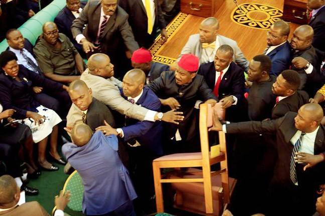 یوگنڈا کی پارلیمنٹ میں دوسرے روز بھی لڑائی