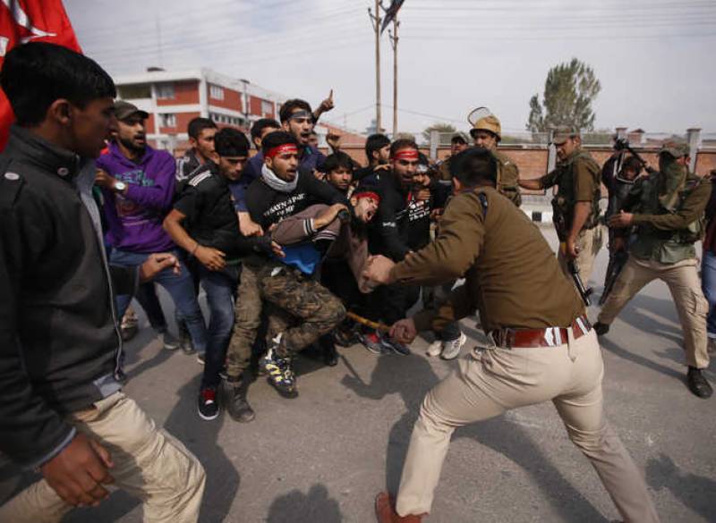 کشمیر میں عزاداروں پر بھارتی پولیس کی بربریت، کئی زخمی، درجنوں گرفتار 