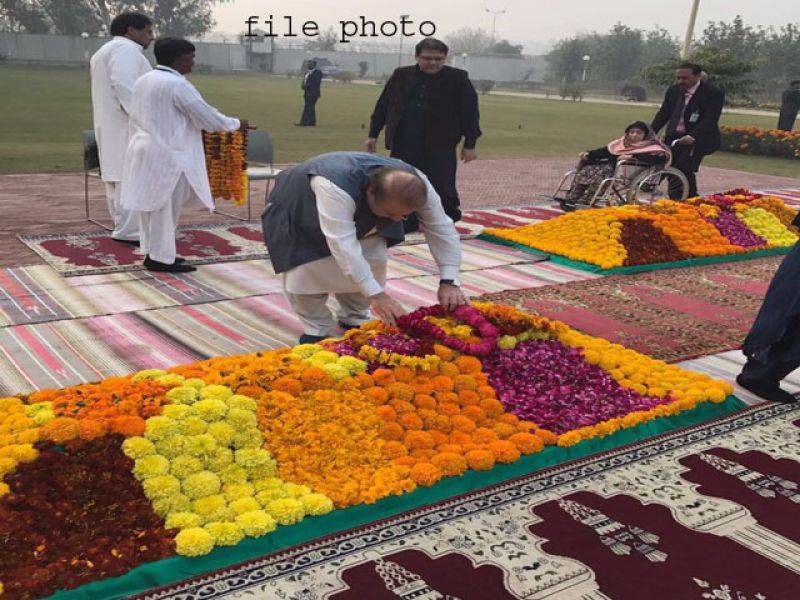 نواز شریف فاتحہ خوانی کرنے اپنے والد کی قبر پہنچ گئے