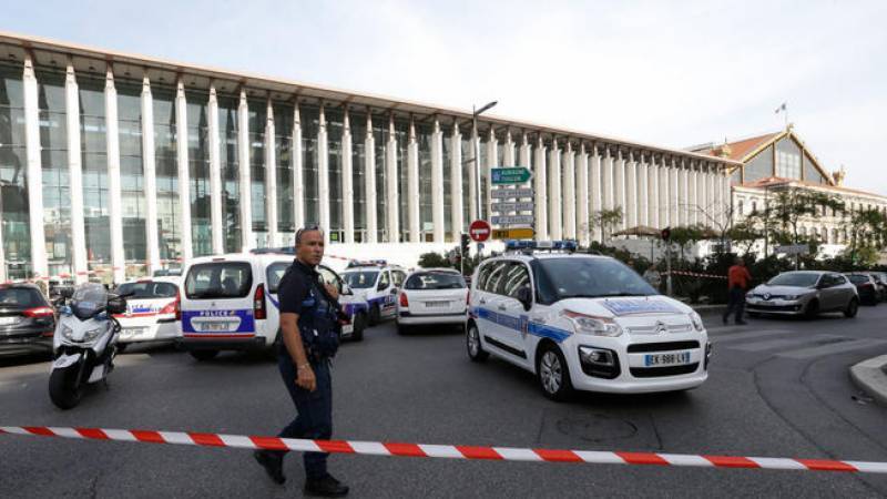 فرانس میں چاقو سے مسلح شخص کے حملے میں دو ہلاک، حملہ آور کو گولی مار دی گئی