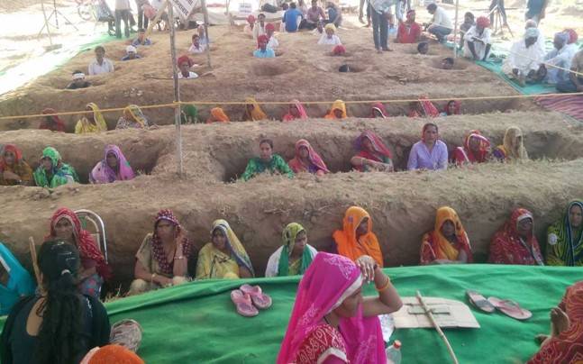 جئے پور، کسانوں نے لمبی لمبی قبروں میں خود کودفن کرلیا
