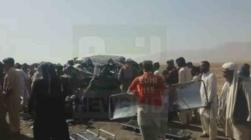 دشت میں ویگن اور ٹرک میں تصادم، 14 افراد جاں بحق
