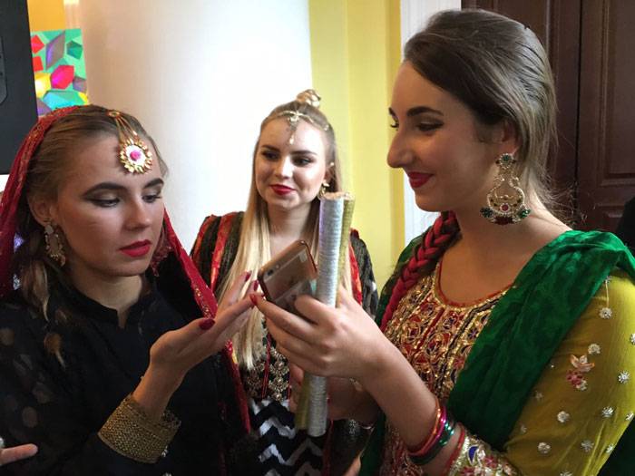 یورپ میں پاکستانی ثقافت کے رنگ بکھر گئے