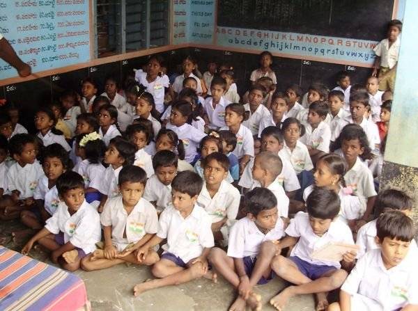 بھارتی وزیر نے بچوں کو اسکول نہ بھیجنے والے والدین کو جیل میں ڈالنے کی دھمکی دیدی