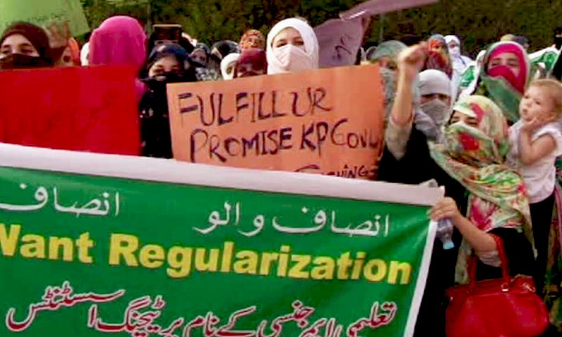 اساتذہ اور ناراض کارکنا ن کا عمران خان کی رہائش گاہ کے باہر دھرنا 