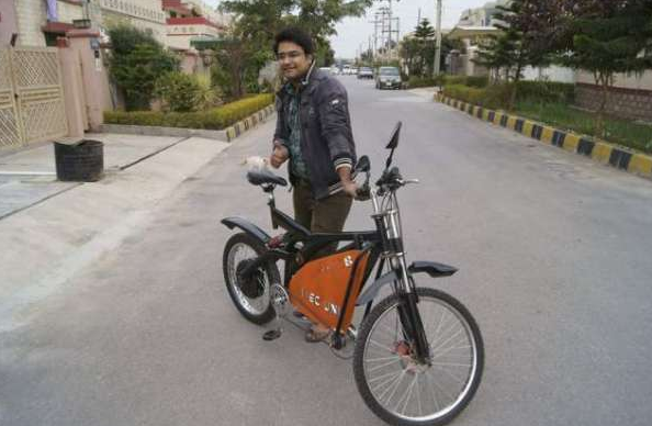 پاکستانی نوجوان انجنئیر نے پٹرول کےبغیر چلنے والی سستی ترین موٹر سائیکل بنا لی