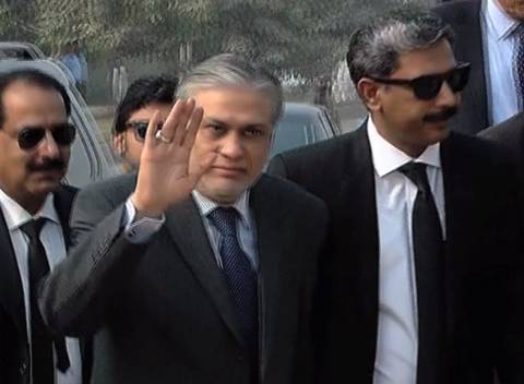 اسلام آباد:وفاقی وزیر خزانہ اسحاق ڈار نیب کورٹ پہنچ گئے