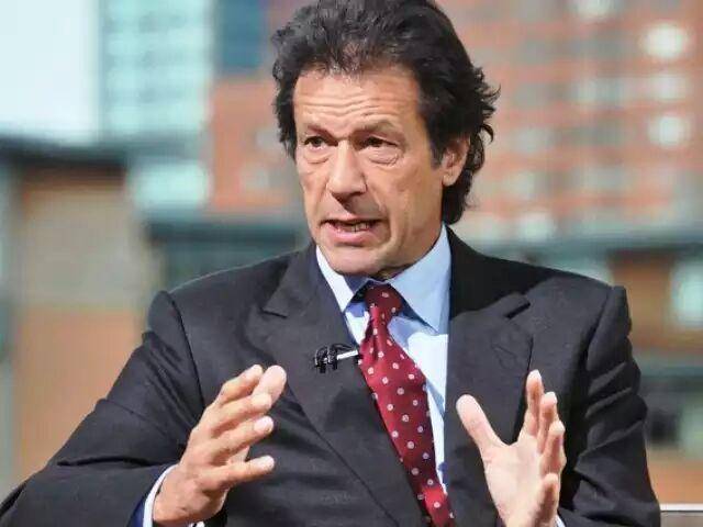 نوازشریف کے بیرون ملک 300 ارب روپے پڑے ہیں:عمران خان