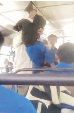 لاہور میں سکول بس کنڈکٹرز کا خصوصی بچوں پر تشدد، ویڈیو سامنے آنے پر معطل