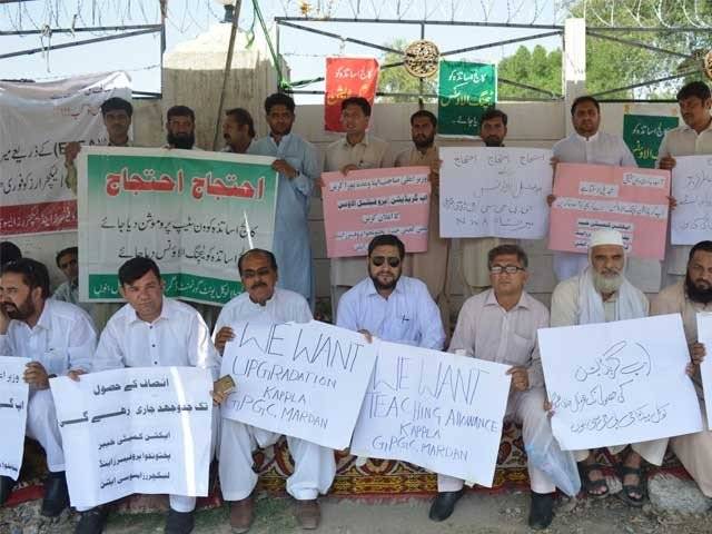 خیبر پختونخواہ کالجز میں پانچویں روز بھی اساتذہ کی ہڑتال، تعلیمی سرگرمیاں معطل