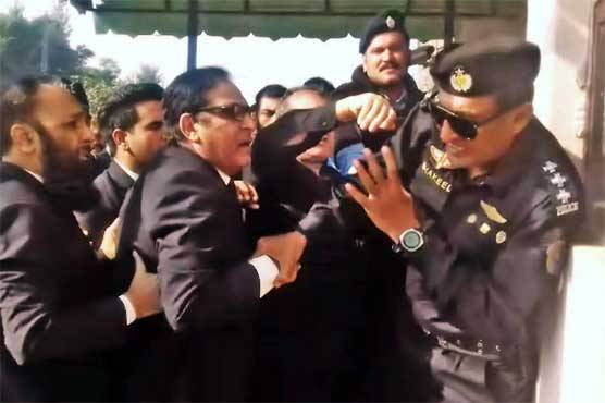احتساب عدالت کے باہر پولیس پر تشدد کرنے والے وکلا کے خلاف مقدمہ درج