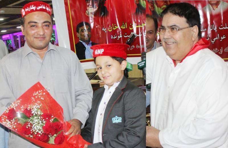 مسلم لیگ ن کے رہنما احسان اللہ احسان نے اے این پی میں شمولیت اختیار کر لی 