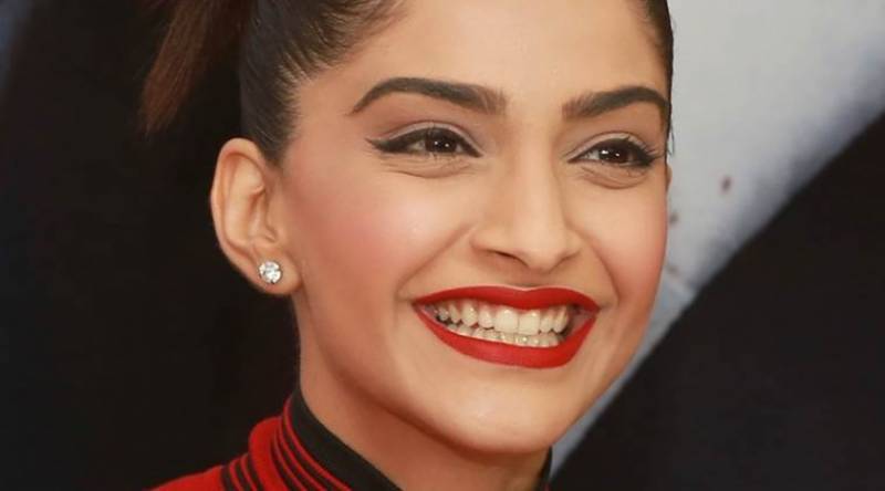 سونم کپور کی کرینہ کپور خان کے ساتھ لڑائی بارے خبروں کی تردید