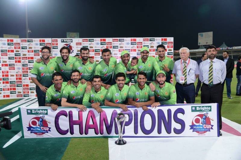 احمد شہزاد نے پاکستانی ٹیم کے ساتھ تصاویر کیوں نہ بنوائی ، معمہ حل نہ ہو سکا