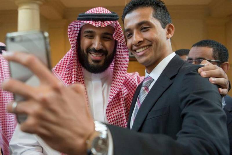 شہزادہ محمد بن سلمان کی خوش مزاجی، عام لوگوں کیساتھ سیلفی بنوائی