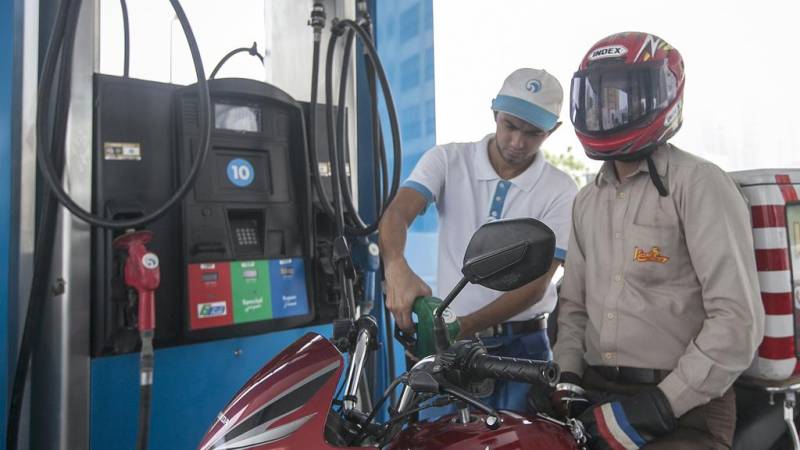 متحدہ عرب امارات میں یکم نومبر سے تیل کی قیمت میں 9فلوس کمی کر دی گئی