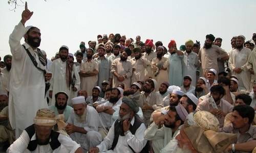آپریشن ضرب عضب کے باعث نقل مکانی کرنے والے سینکڑوں قبائیلیوں کی گاڑیاں افغانستان میں پھنس گئیں 