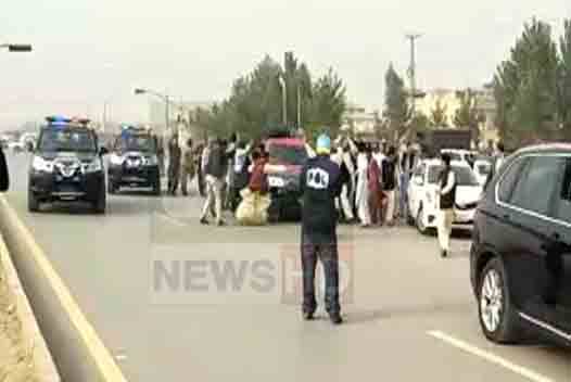 نواز شریف کی گاڑی کی ٹکر سے 2 کارکن گر کر زخمی