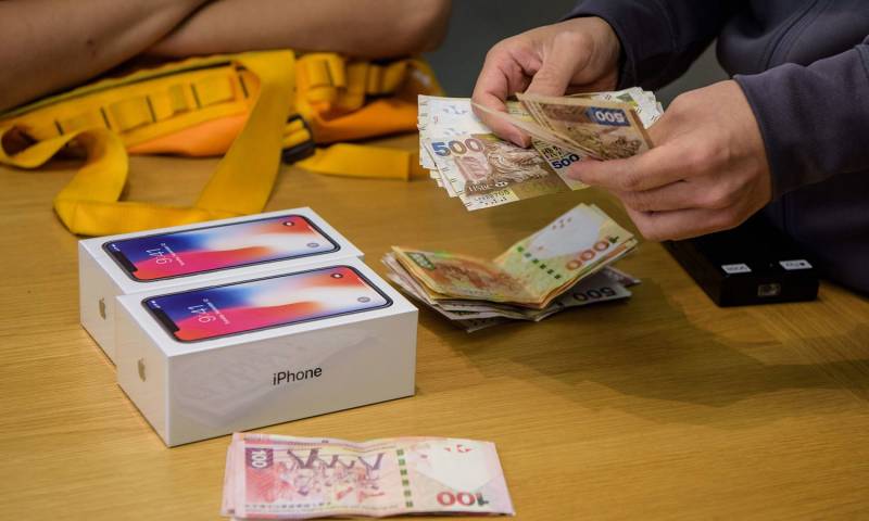 دنیا بھر میں آئی فون ایکس خریدنے والے جنونی سامنے آگئے 