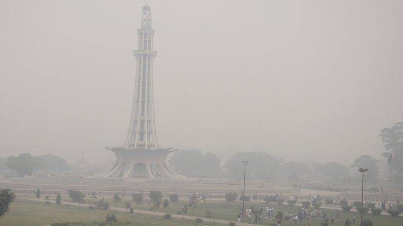 تحریک انصاف کا سموگ کم ہونے تک اسکولوں میں چھٹیوں کا مطالبہ 